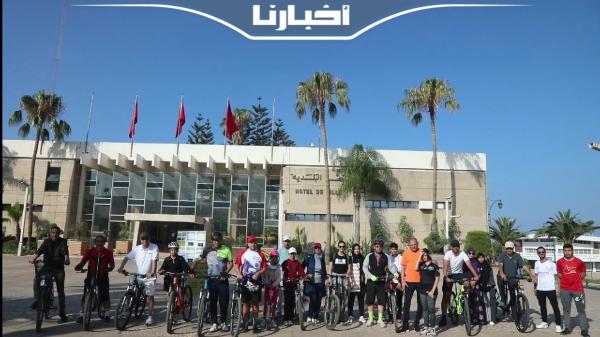 أعضاء جماعة أكادير يتجولون بالدراجات الهوائية في شوارع المدينة لتشجيع السياحة